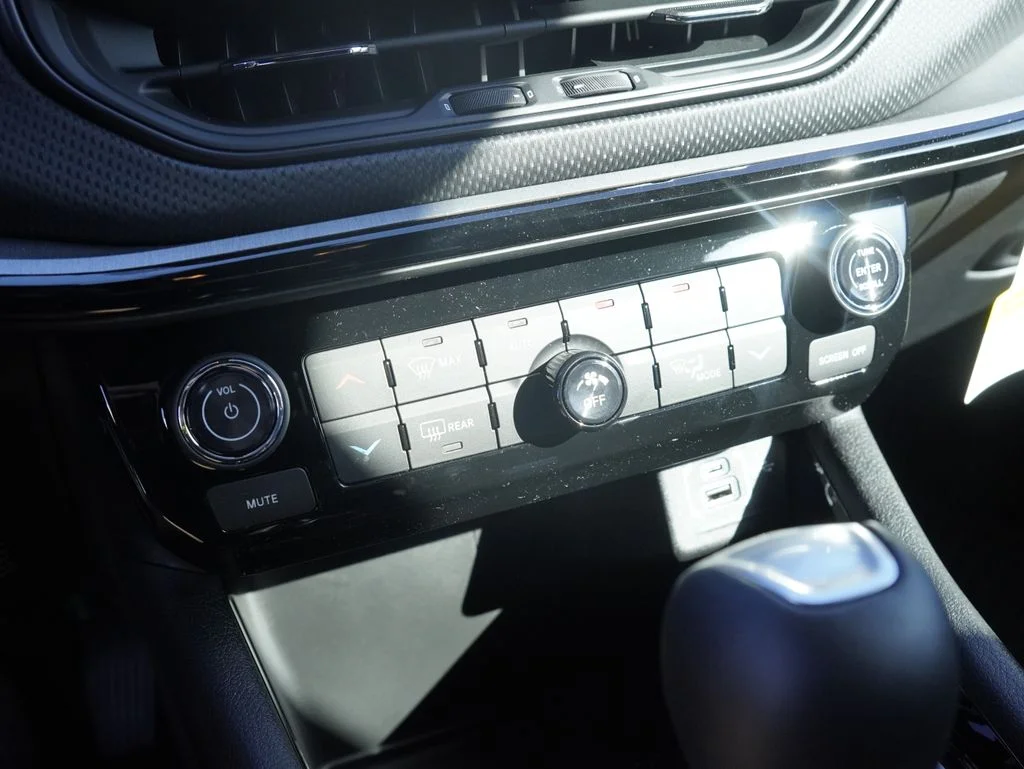 New 2026 Bright White Clear-Coat Exterior Paint Jeep Trailhawk image 18