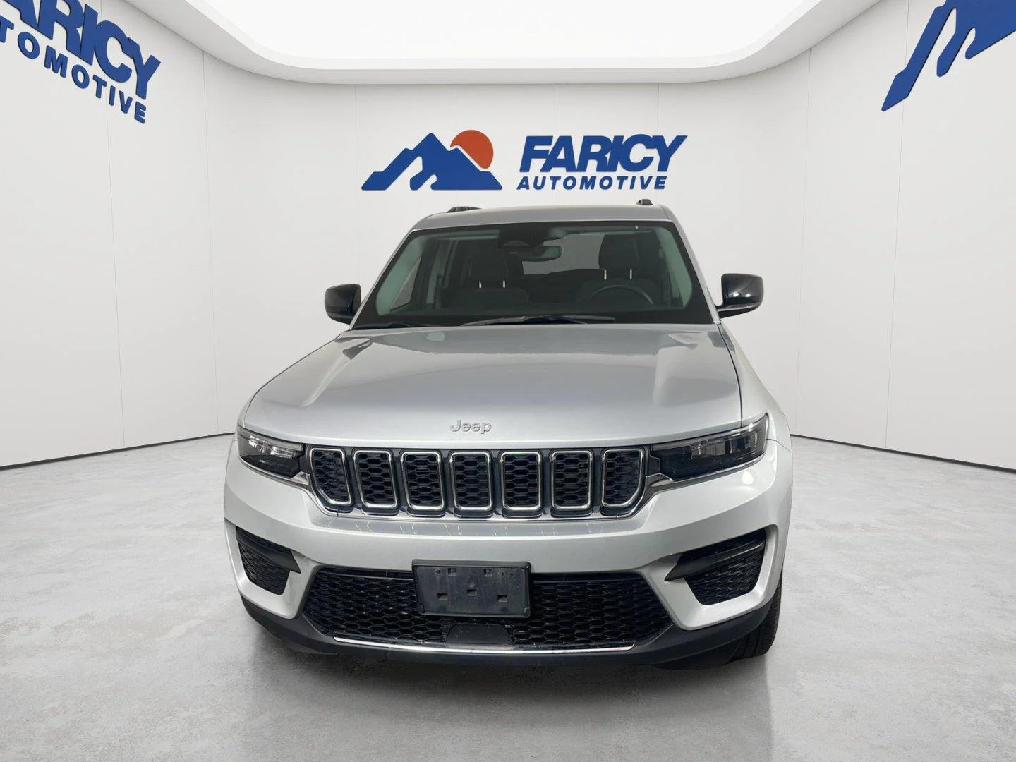 Used 2023 Silver Zynith Jeep Laredo image 3