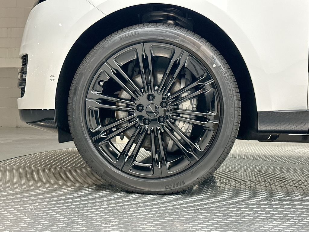 New 2026 Fuji White Land Rover SE image 5