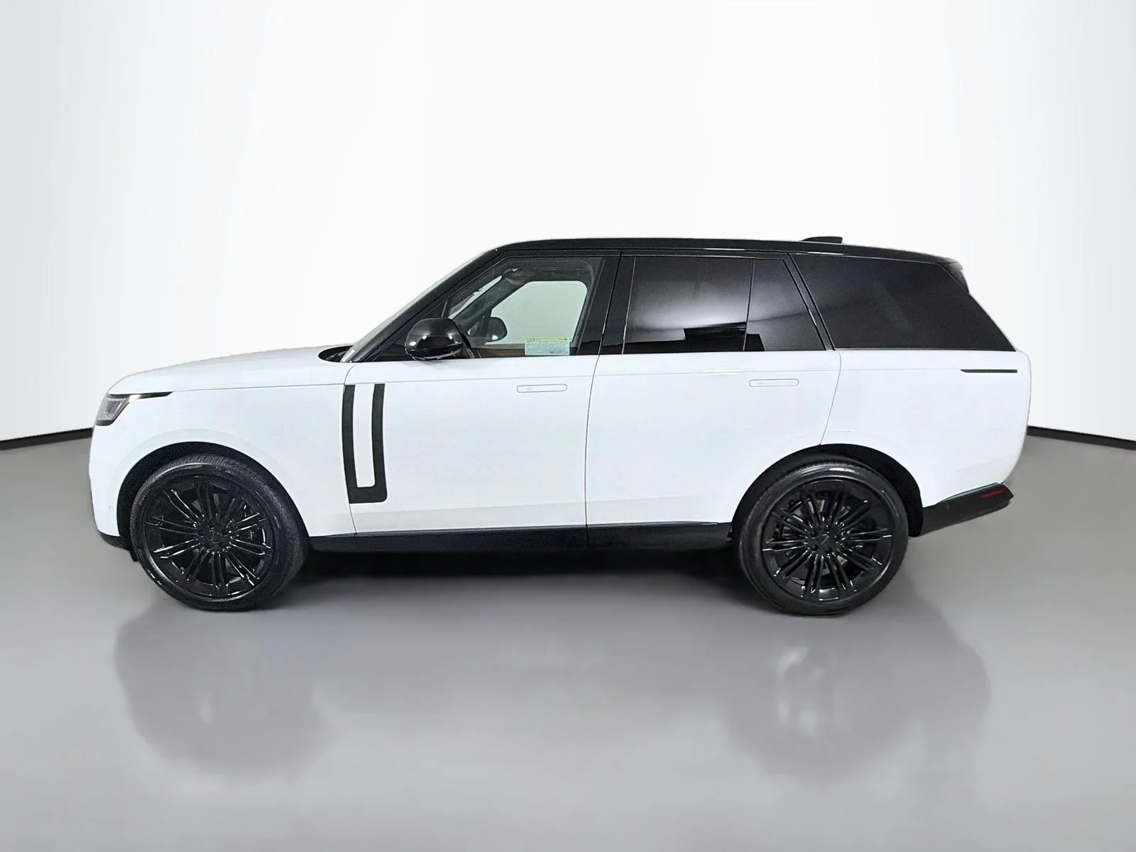New 2026 Fuji White Land Rover SE image 2