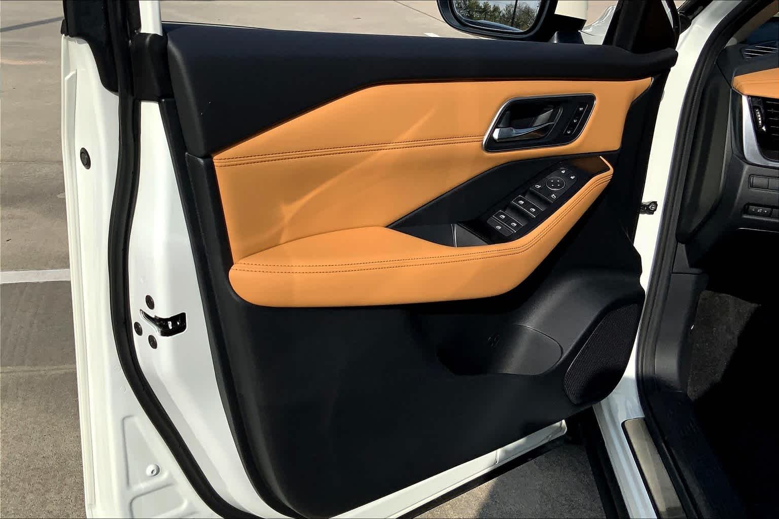 Used 2022 Pearl White Tricoat Nissan Platinum image 19