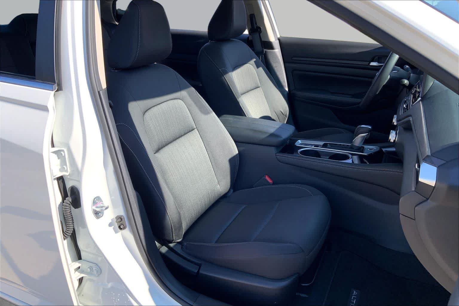 Used 2024 Pearl White Tricoat Nissan 2.5 SV image 9