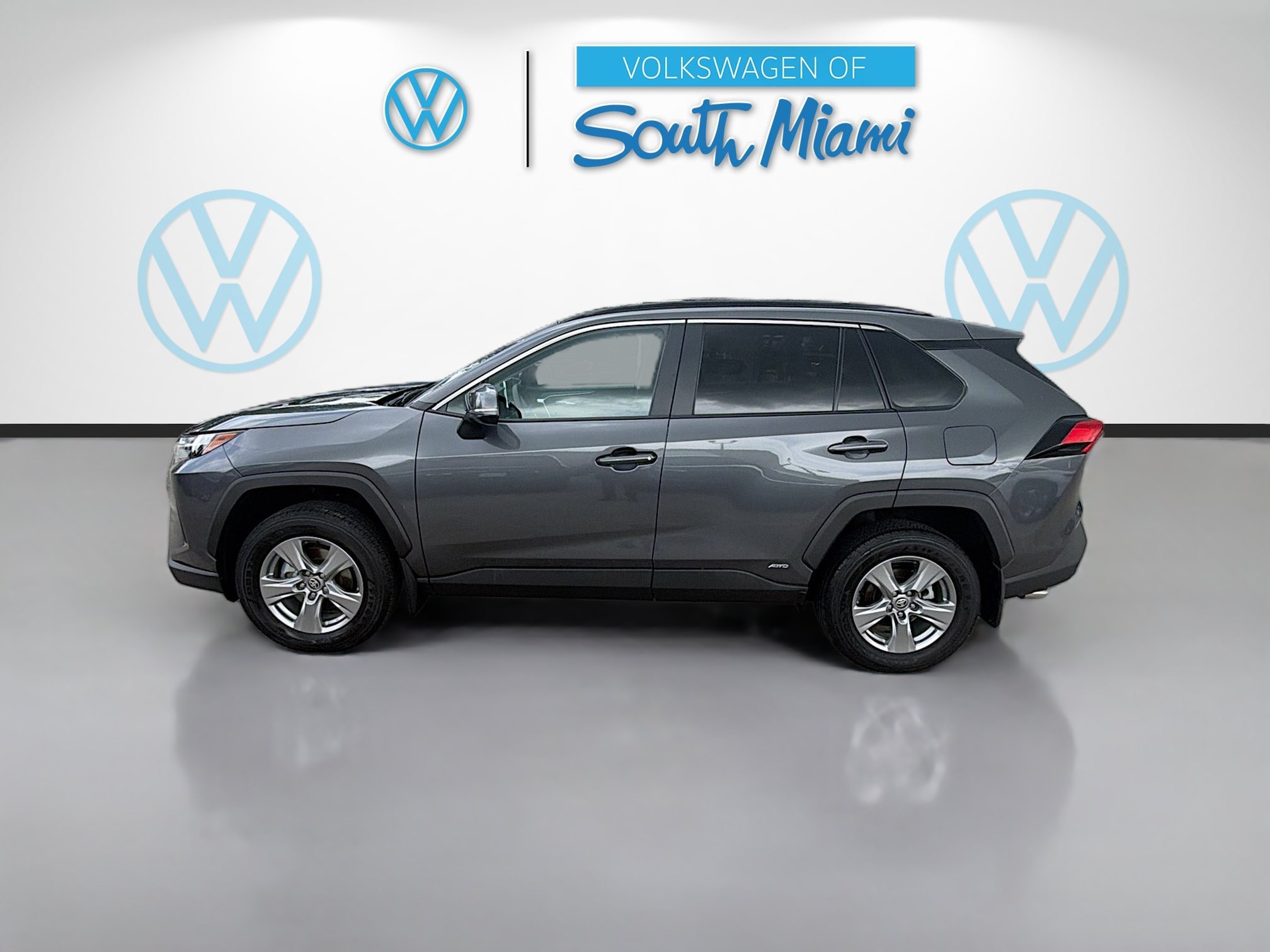 Used 2025 Magnetic Gray Metallic Toyota Hybrid XLE image 4