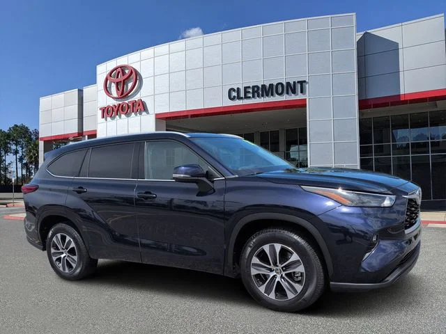 Used 2022  Toyota XLE image 1
