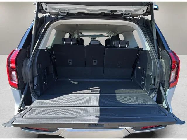 Used 2025 Silver Ford Platinum image 31