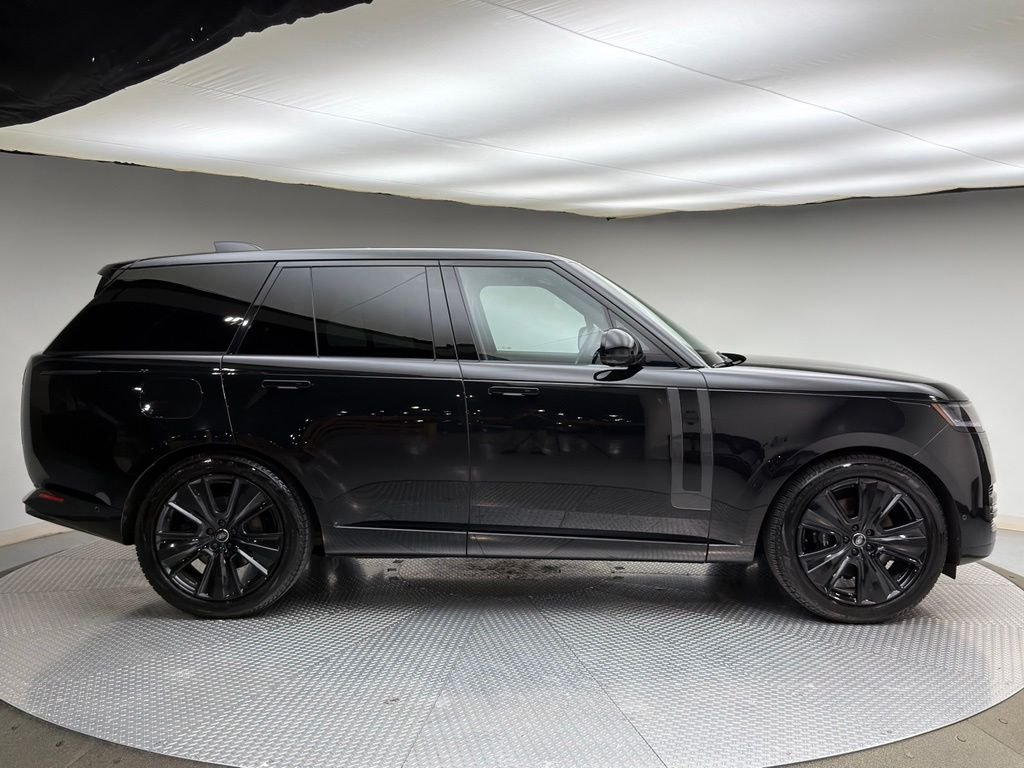 Used 2025 Santorini Black Metallic Land Rover SE image 4