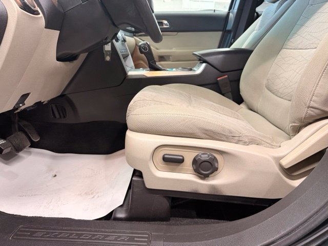 Used 2015 Red Ford Base image 8
