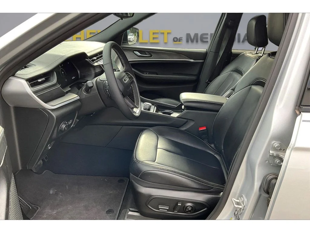 Used 2024  Jeep Limited image 11