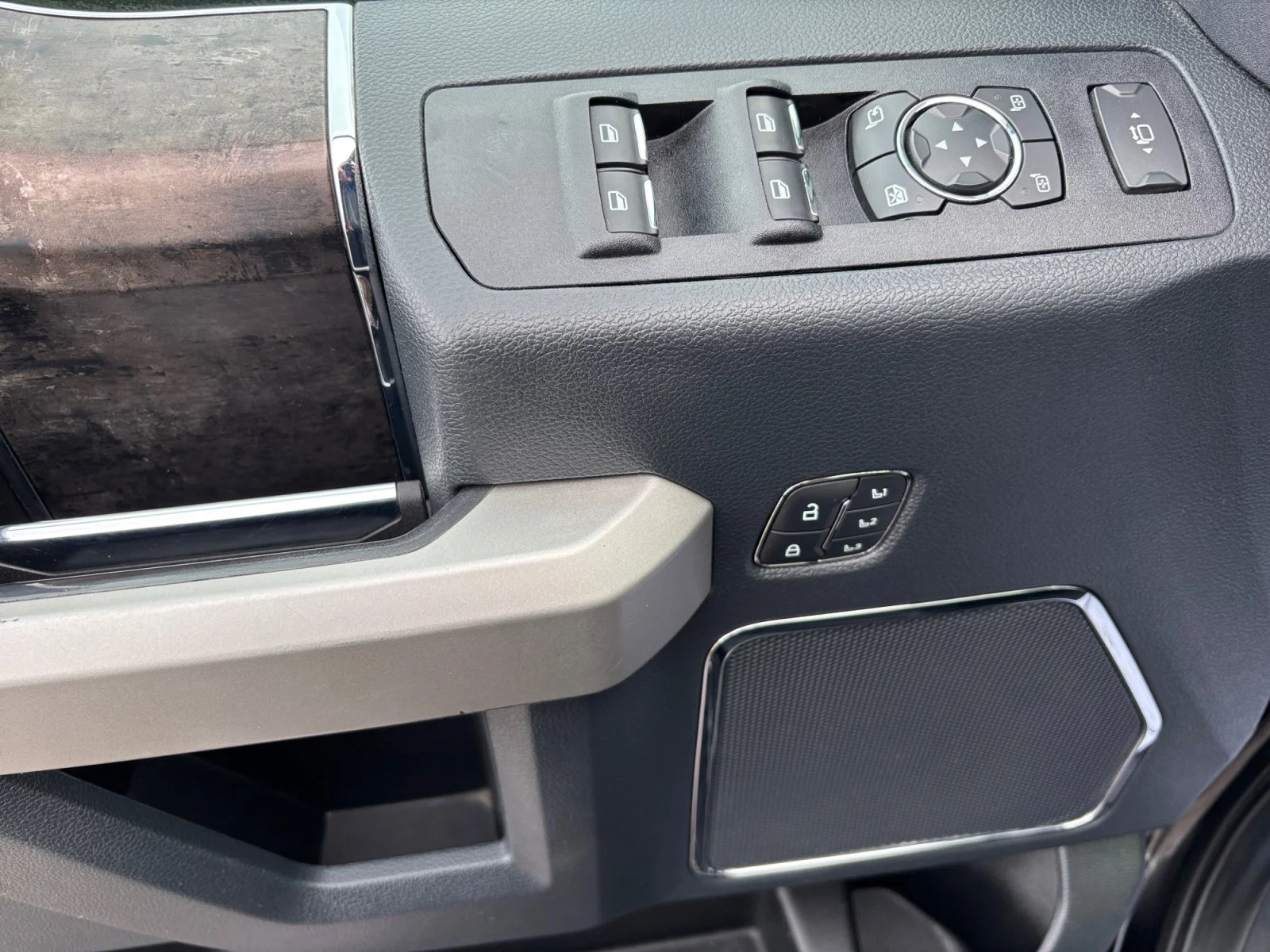 Used 2022 Agate Black Metallic Ford LARIAT image 11