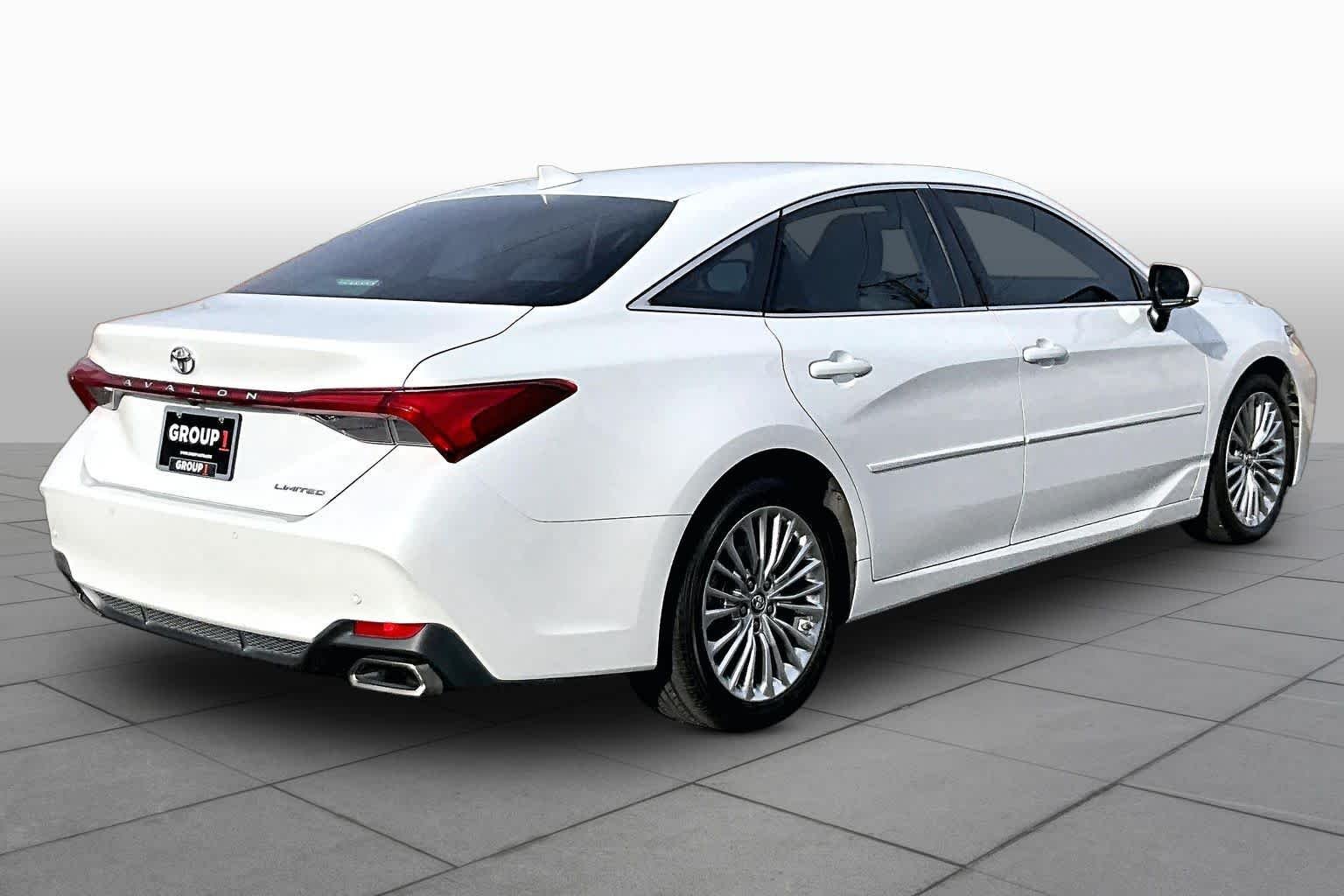 Used 2019 Wind Chill Pearl Toyota Limited image 11