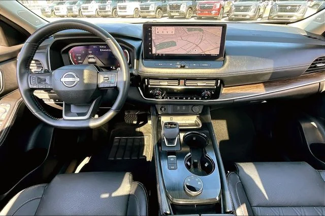 Used 2025 Gold Nissan Platinum image 7