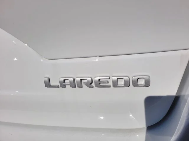 New 2025 Bright White Clear-Coat Exterior Paint Jeep Laredo image 12