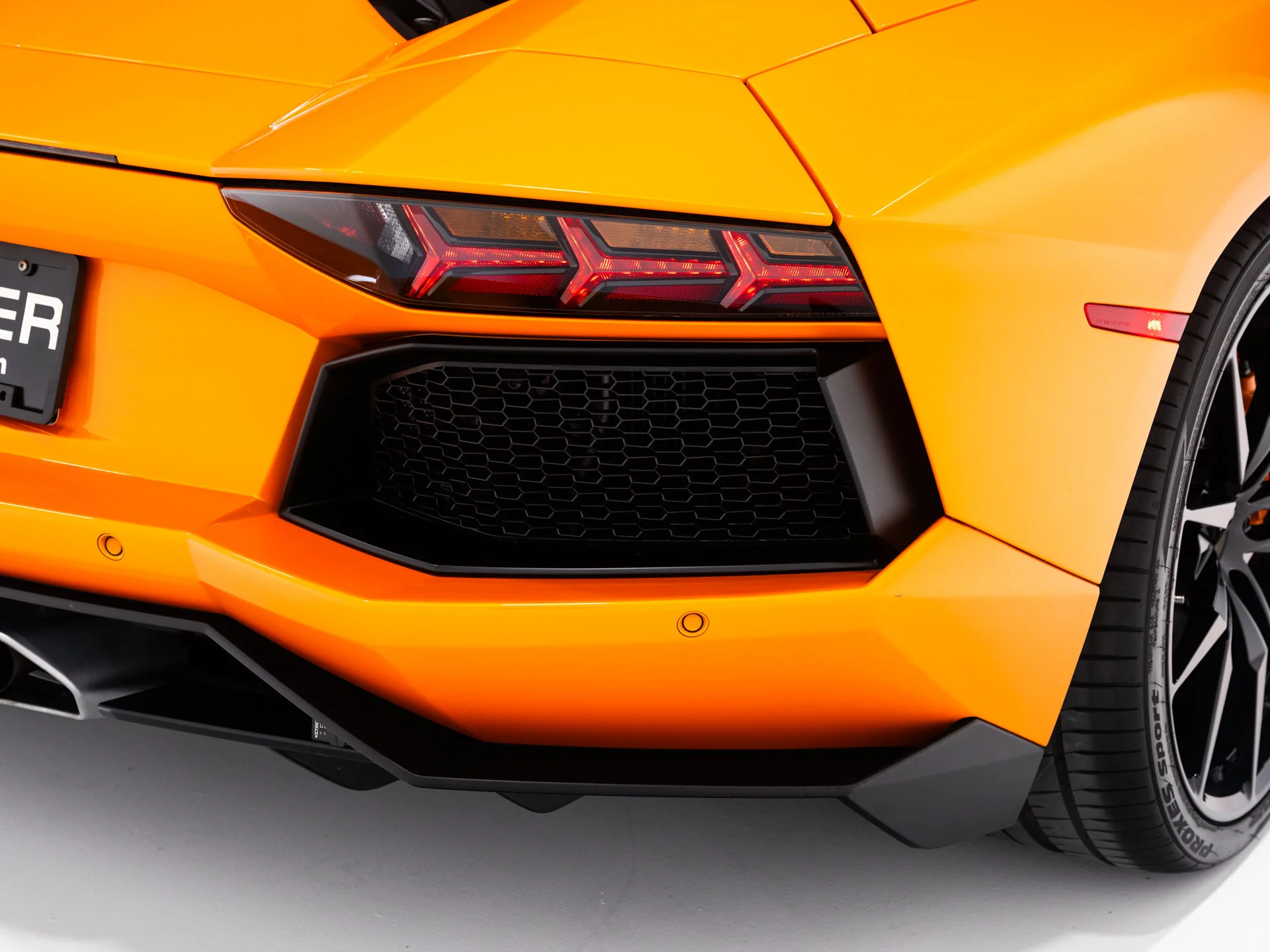 Used 2016 Arancio Atlas Pearl Effect Lamborghini LP700-4 image 19