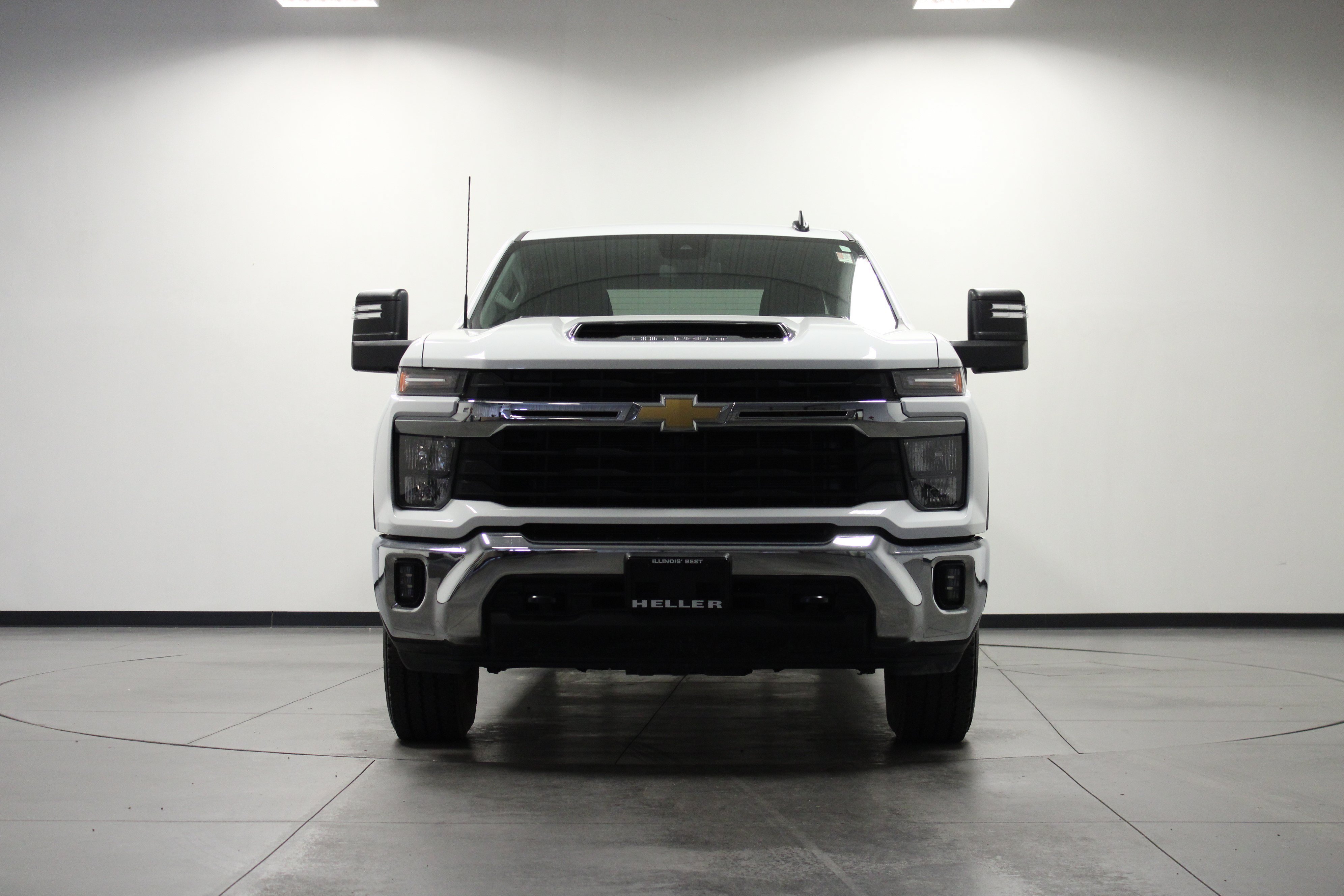 Used 2025 White Chevrolet LT image 9