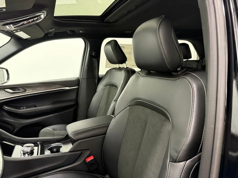 New 2026 Diamond Black Crystal Pearl-Coat Exterior Paint Jeep Altitude image 19