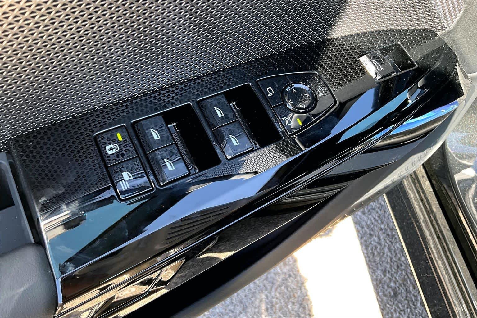 New 2026 Black Sapphire Metallic BMW 740i image 18