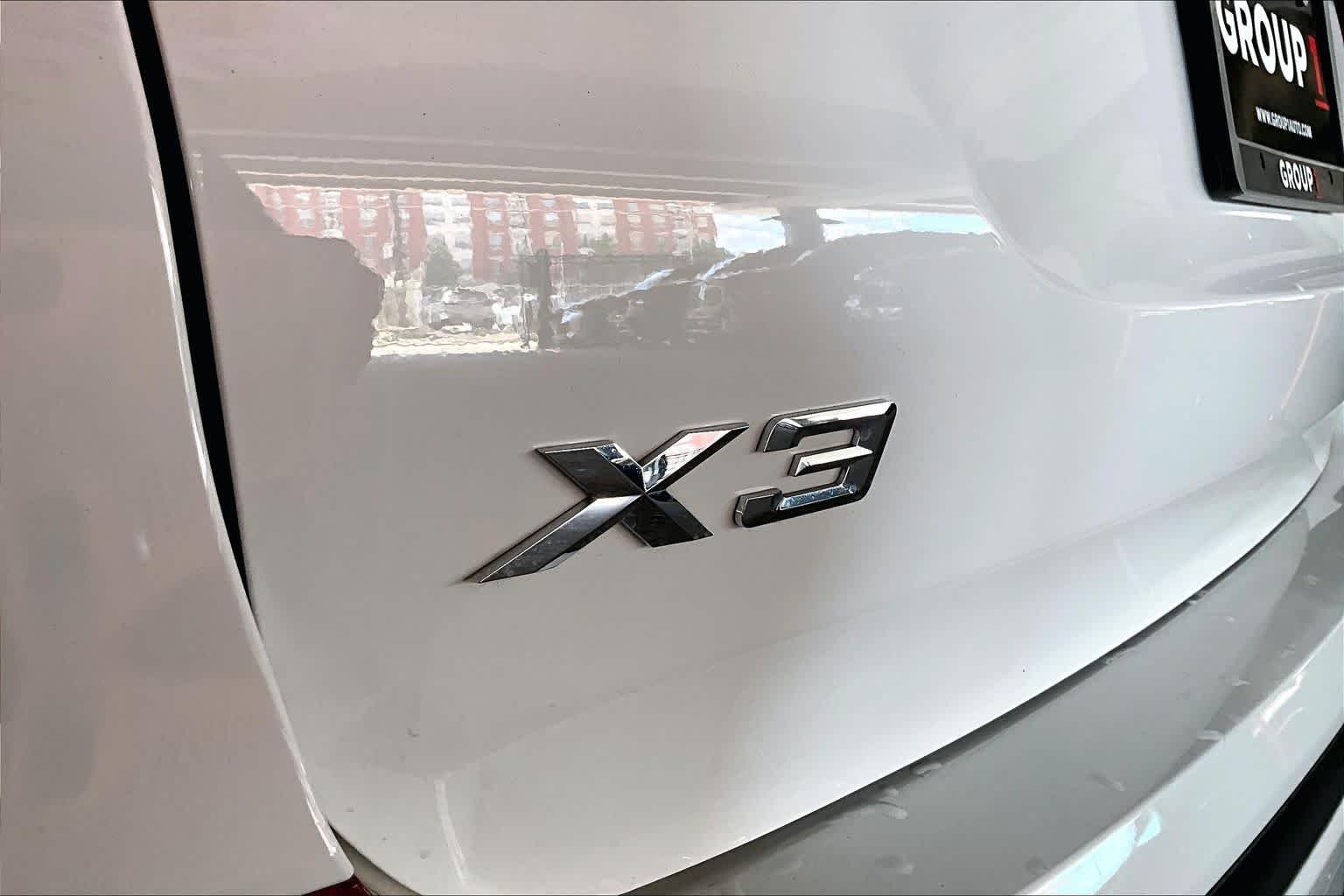 Used 2021 Alpine White BMW sDrive30i image 9