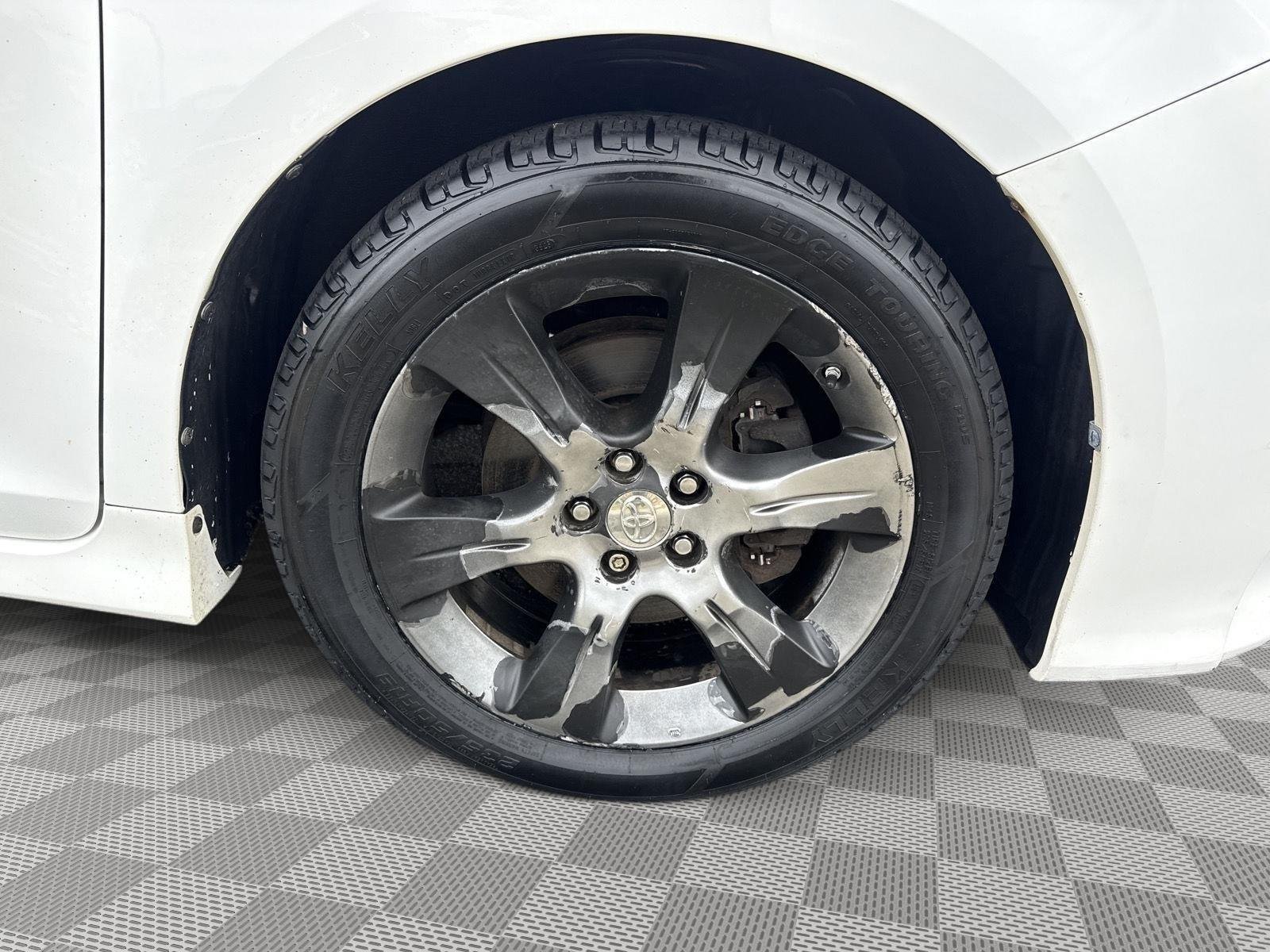 Used 2015 Super White Toyota SE Premium image 16