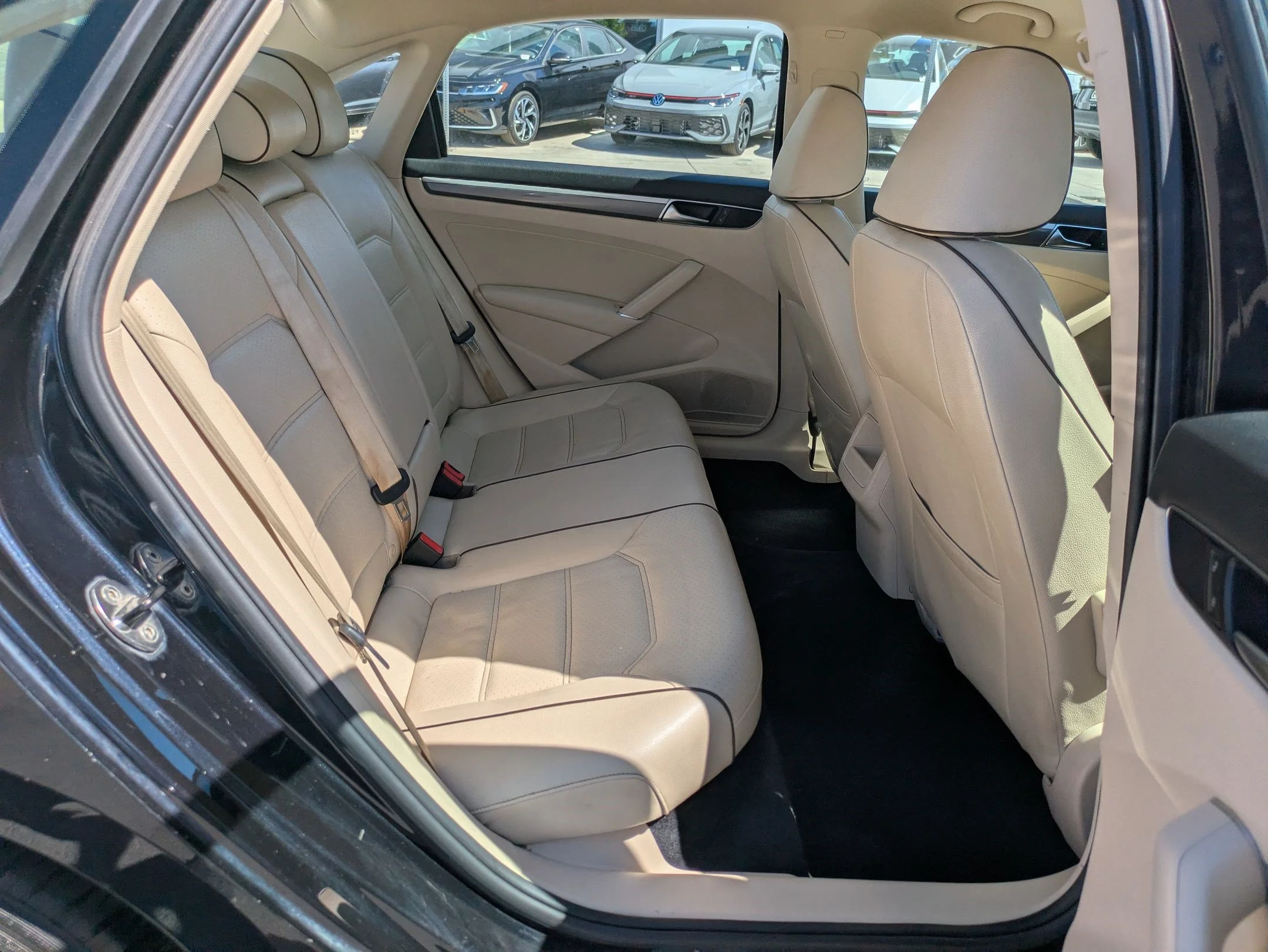 Used 2017 Deep Black Pearl Volkswagen R-Line w/Comfort Pkg image 27