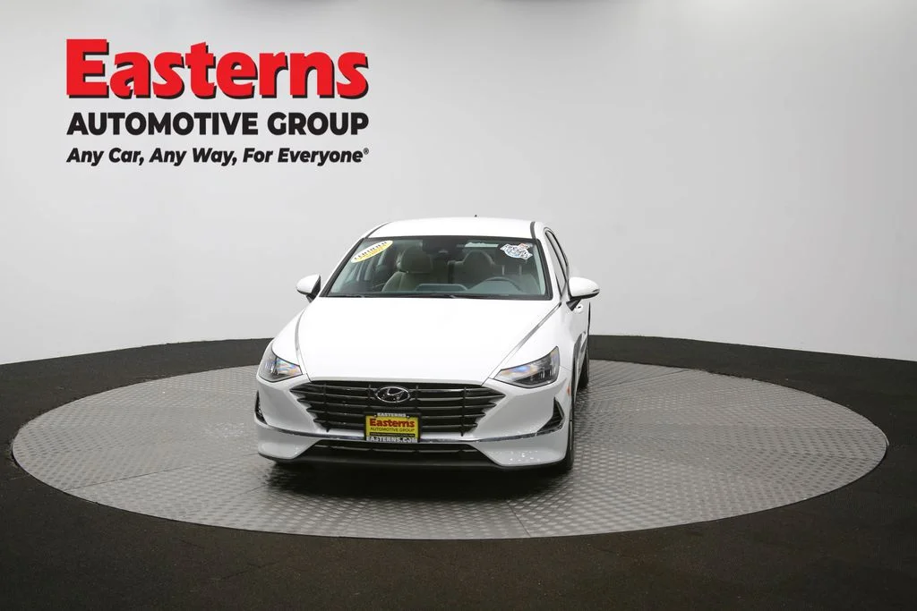 Used 2022 White Hyundai SE image 49