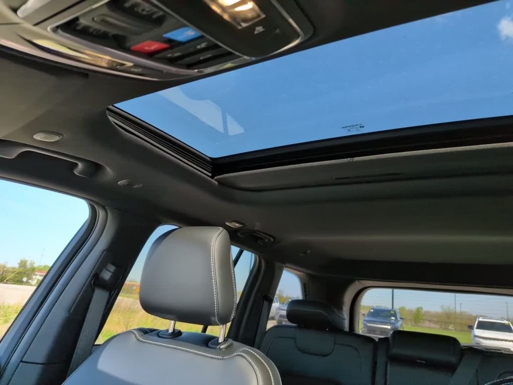 New 2026 Baltic Gray Metallic Clear-Coat Exterior Paint Jeep Altitude image 22
