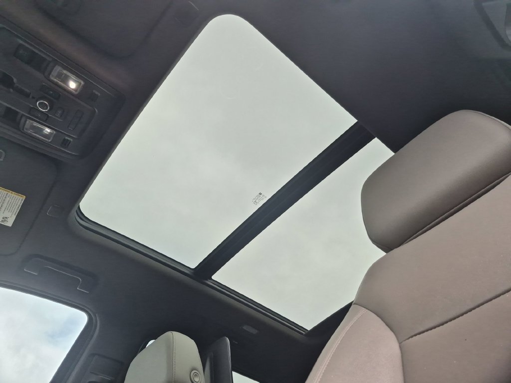 Used 2022 SUMMIT WHITE Chevrolet Z71 image 19