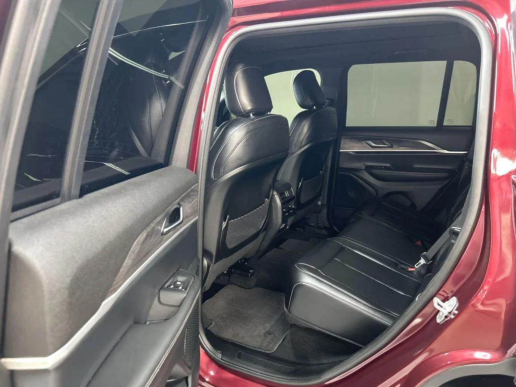 Used 2025 Velvet Jeep Limited image 17