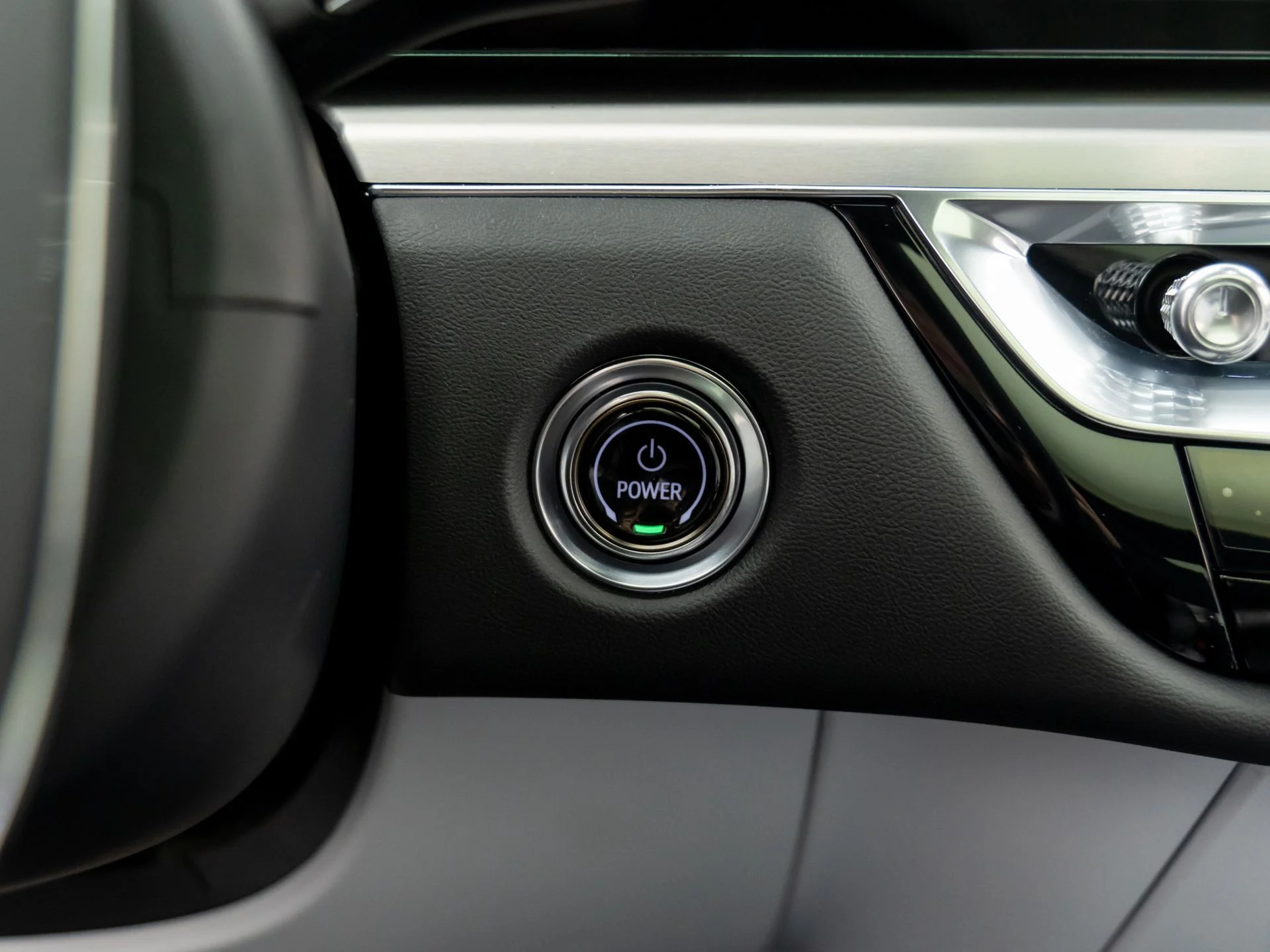 Used 2025 White Cadillac Sport image 18