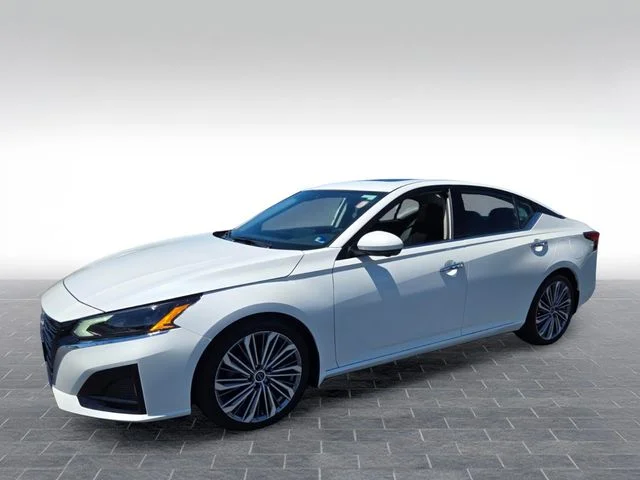 Used 2023 White Nissan 2.5 SL image 3