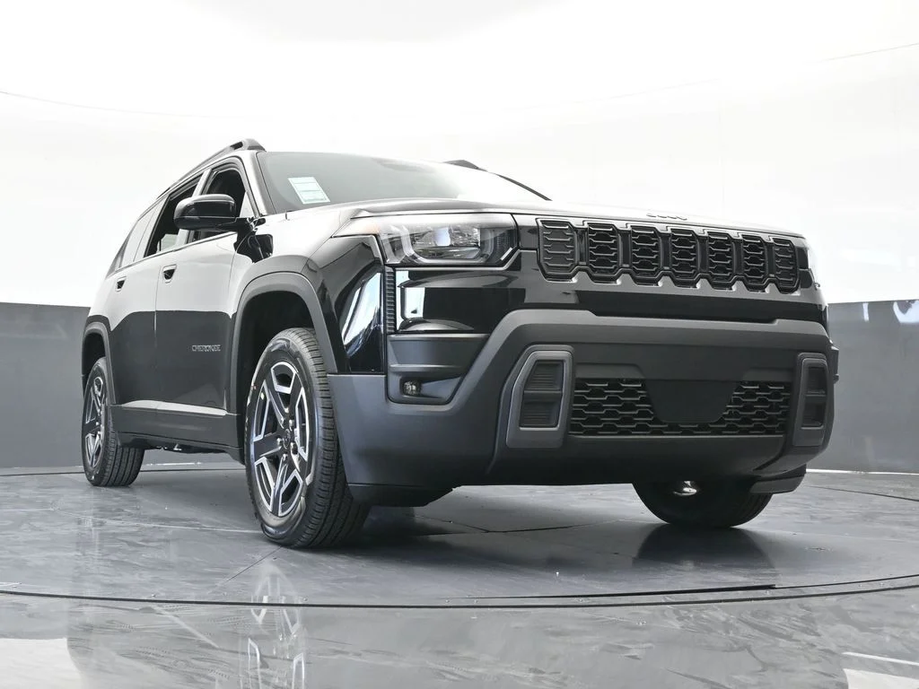 New 2026 Diamond Black Crystal Pearl-Coat Exterior Paint Jeep Laredo image 55