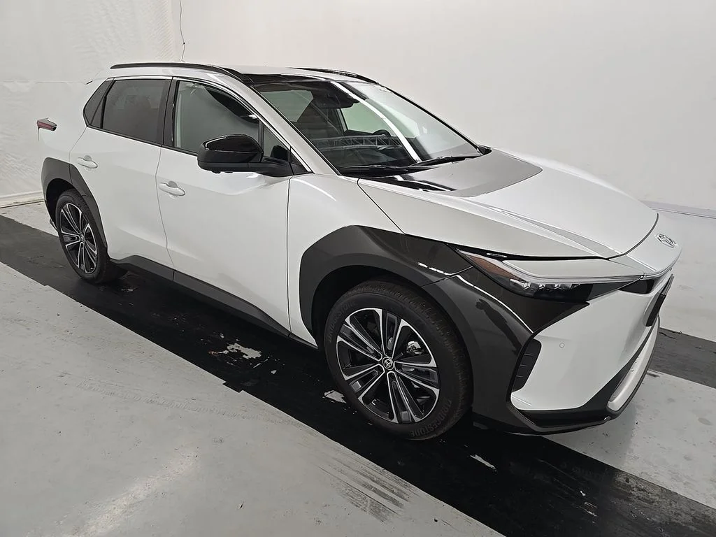 Used 2023 Wind Chill Pearl w/Black Roof Toyota Limited image 2