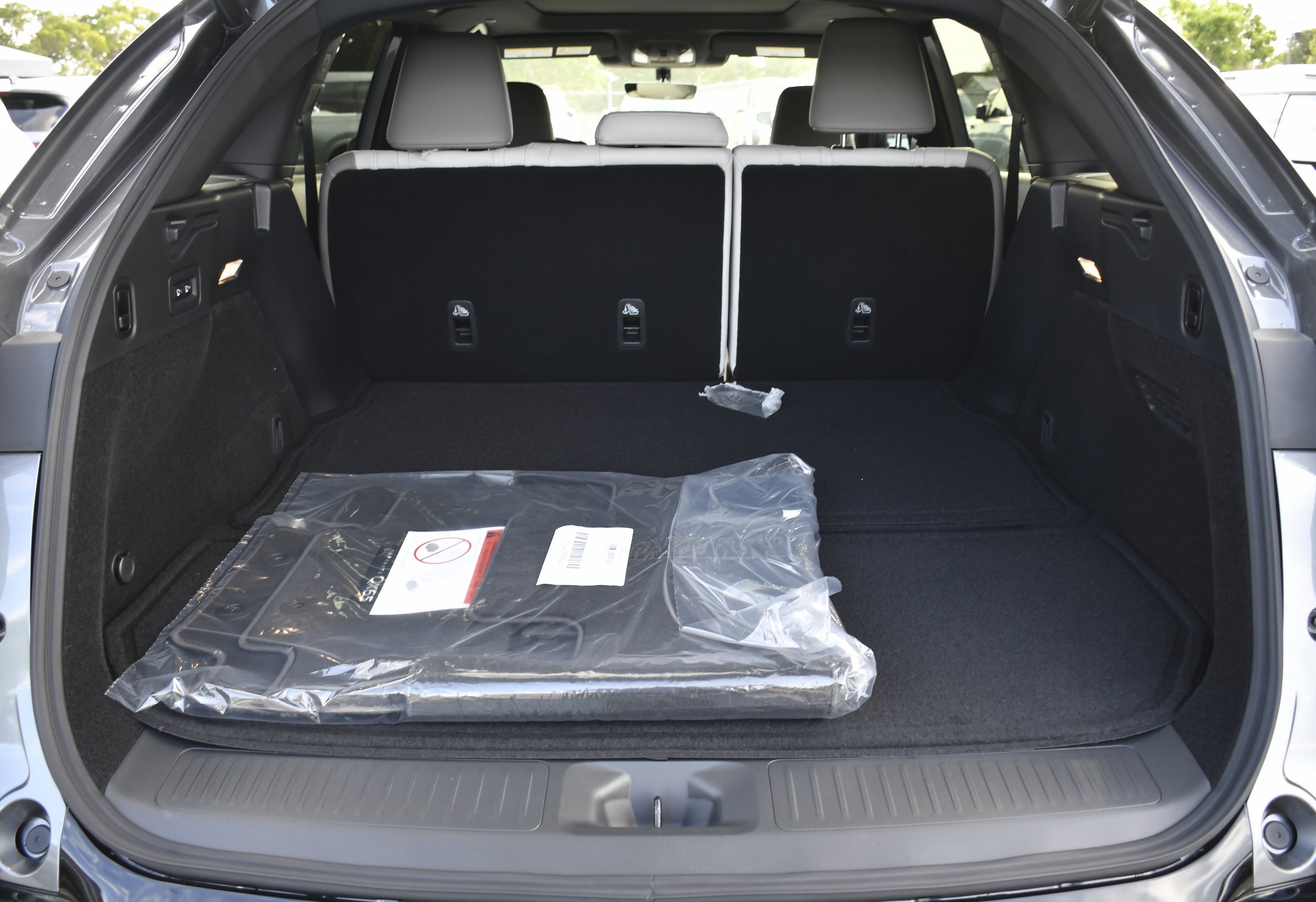 New 2027 GRAPHITE SHADOW INFINITI Luxe AWD image 35