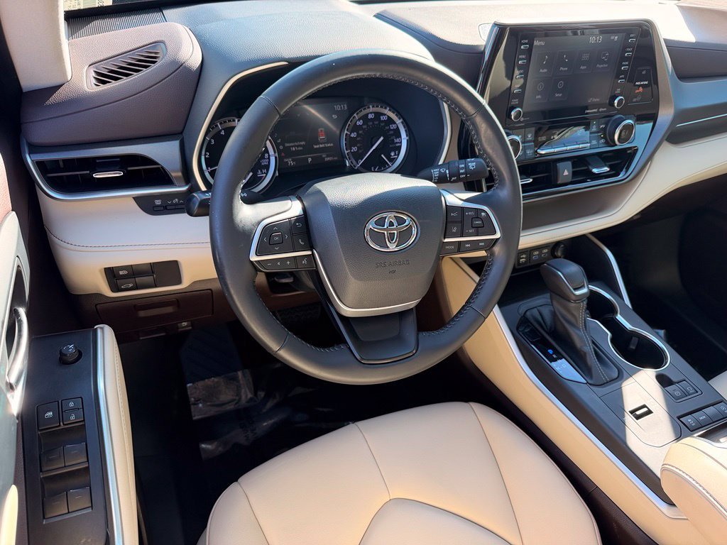 Used 2022 Black Toyota XLE image 22
