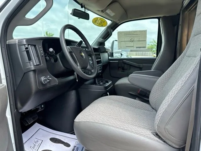 New 2026 Summit White Chevrolet 1WT image 2