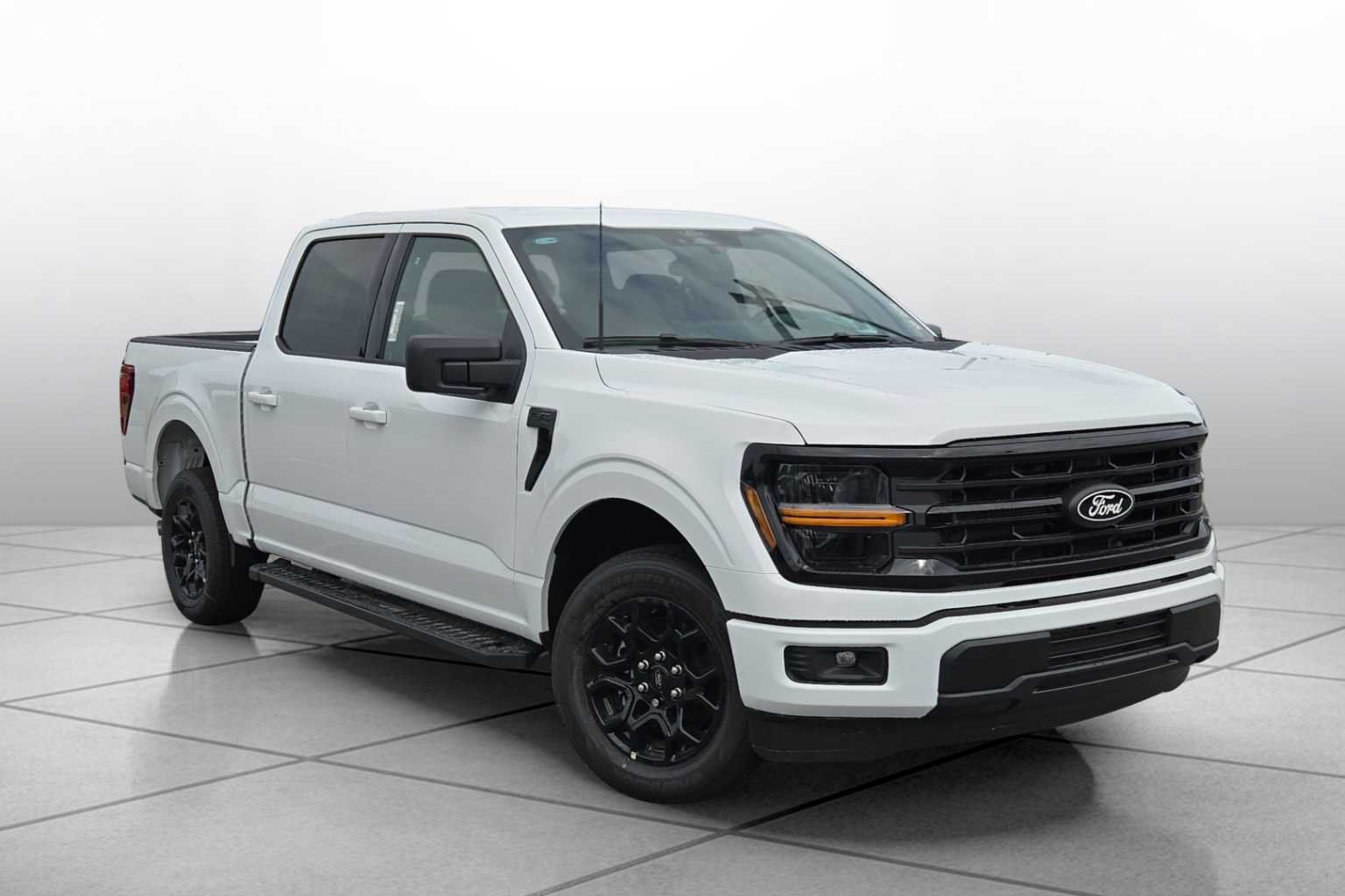 New 2026 Oxford White Ford XLT image 2