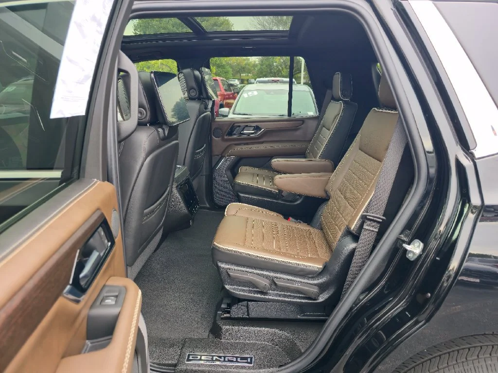 2025 GMC Yukon Denali Ultimate - Photo 22