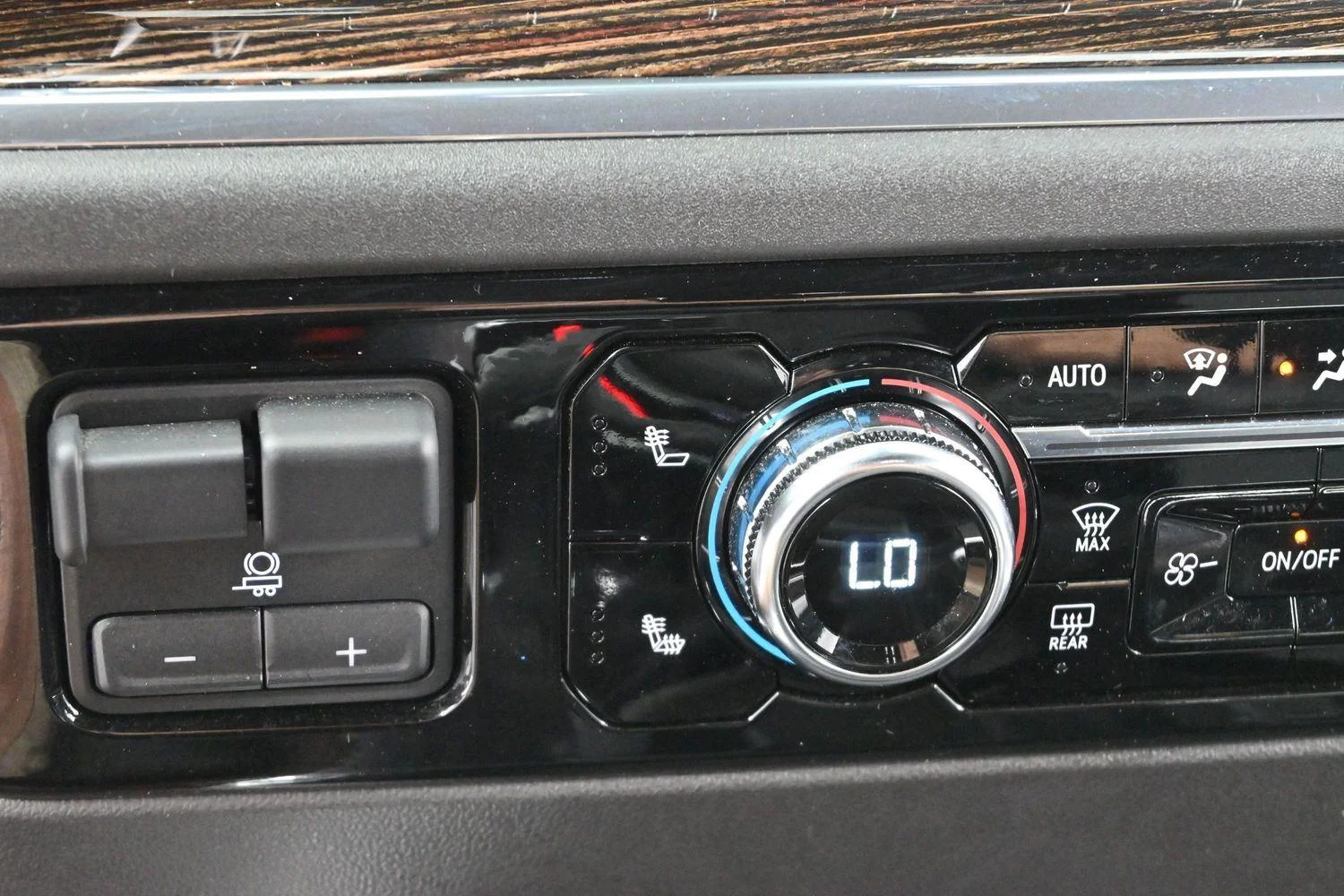 Used 2024 Summit White GMC Elevation image 23