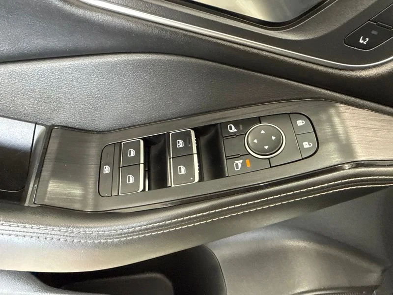 Used 2021 White Nissan SL image 22