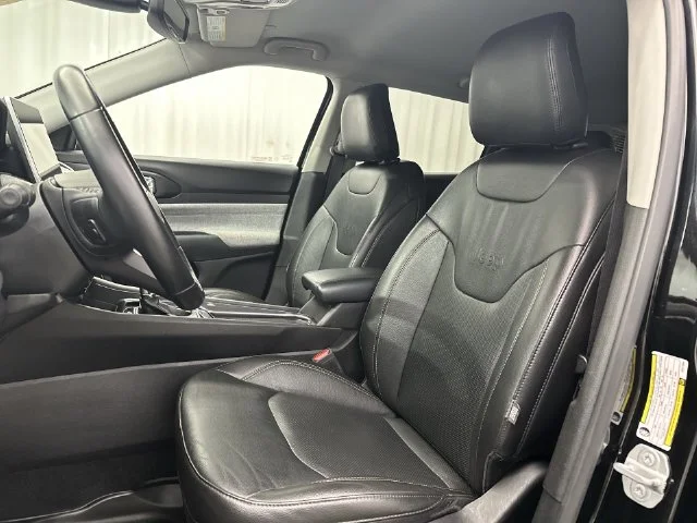 Used 2022 Black Jeep Latitude Lux image 16