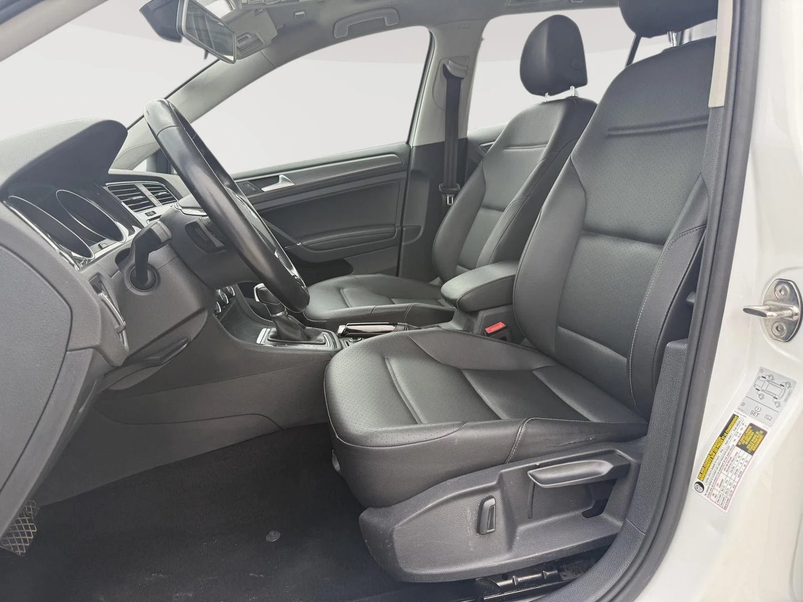 Used 2018 Pure White Volkswagen SE image 7