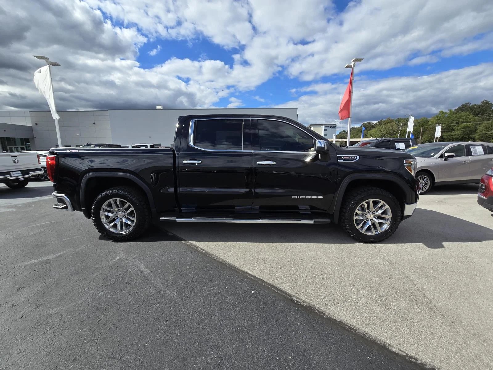 Used 2019 ONYX BLACK GMC SLT image 8