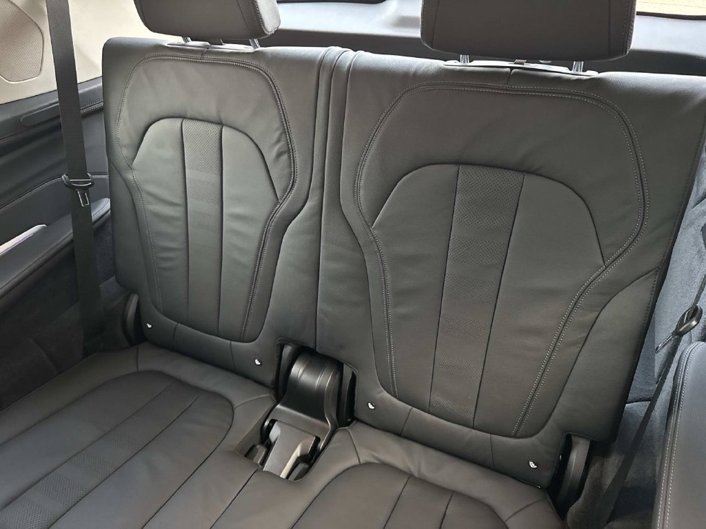 Used 2019 White Metallic BMW xDrive40i image 13