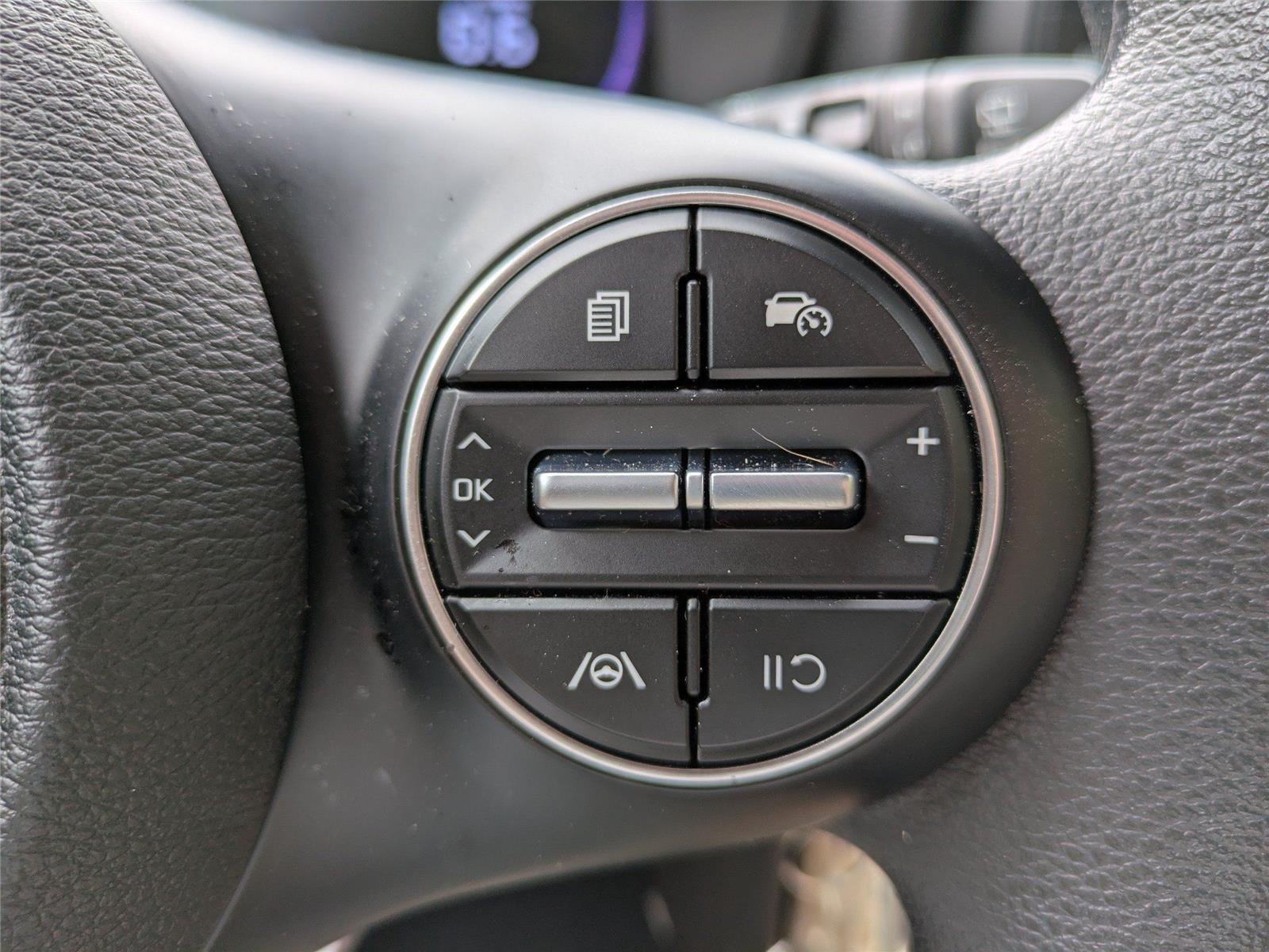 Used 2025  KIA  image 24