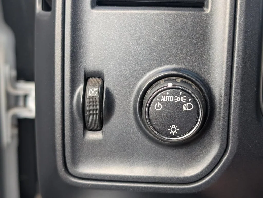 Used 2015 SUMMIT WHITE Chevrolet Work Truck image 20