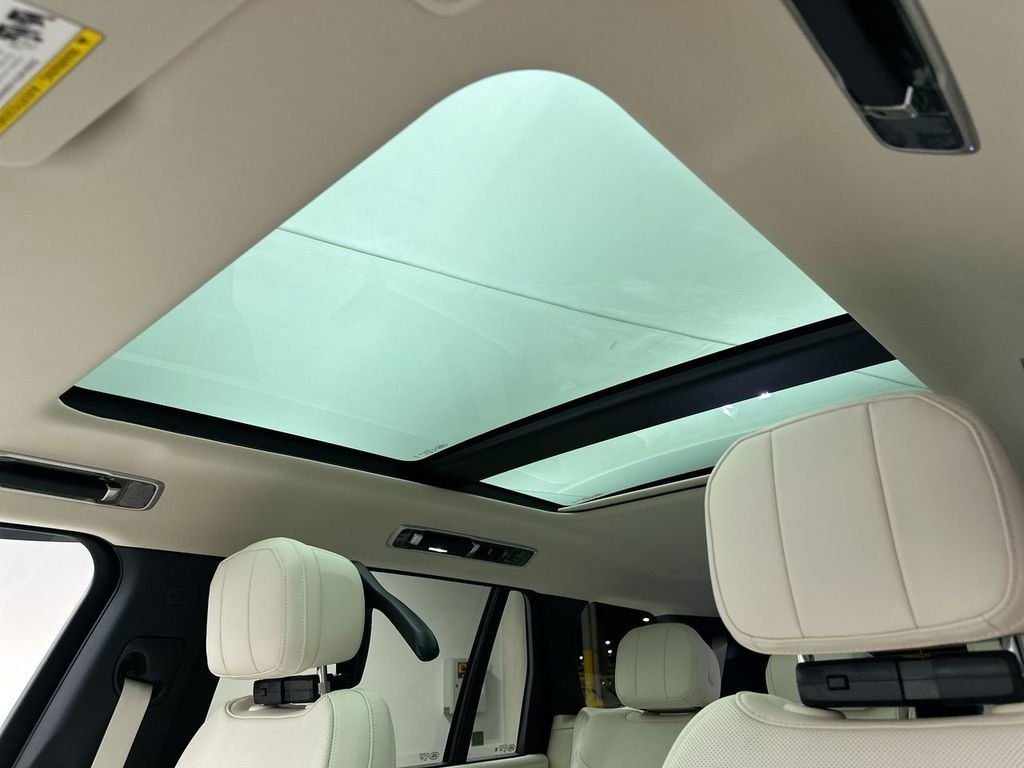 New 2027 Santorini Black Land Rover SE image 11