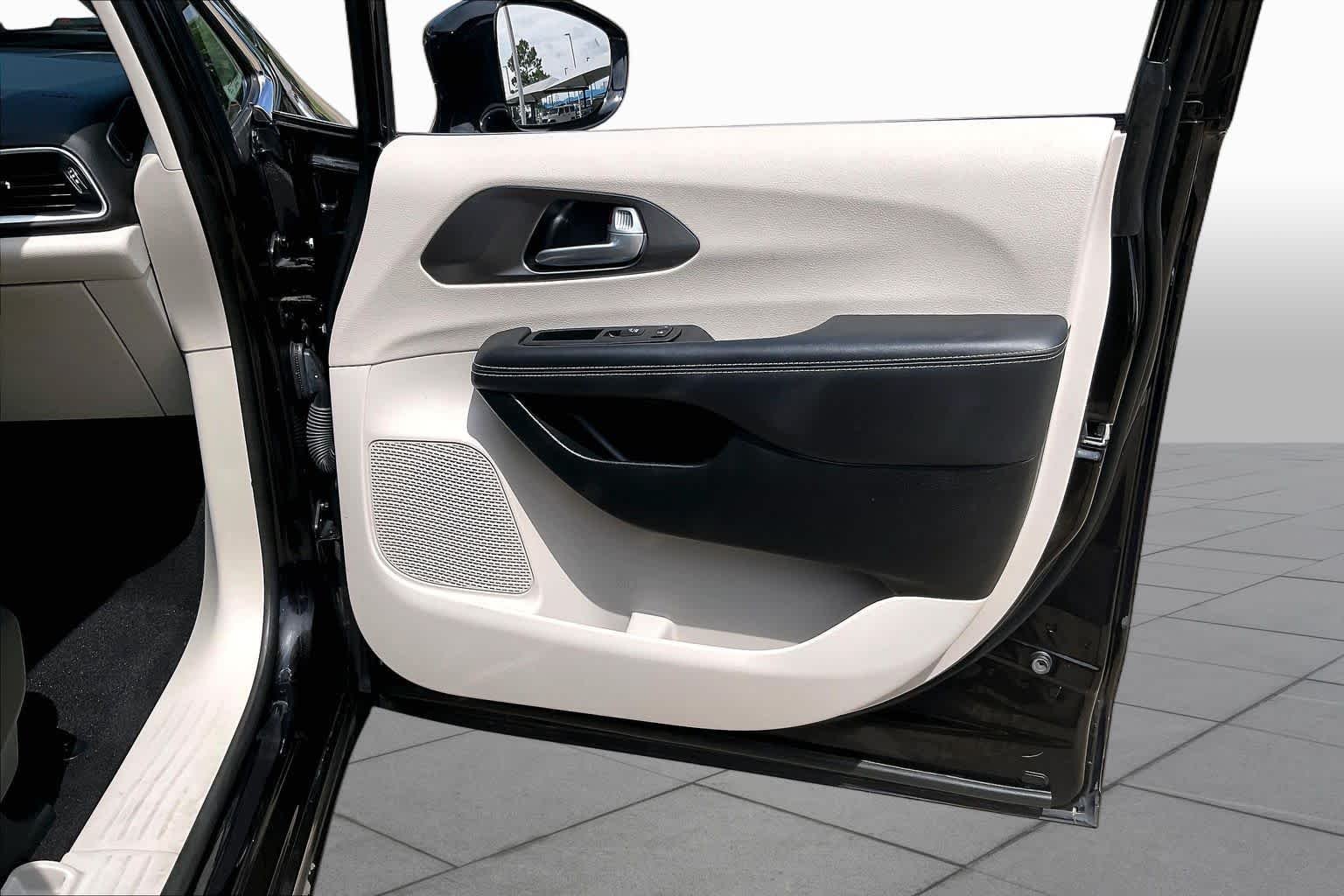Used 2024 Diamond Black Crystal Pearlcoat Chrysler Touring L image 22