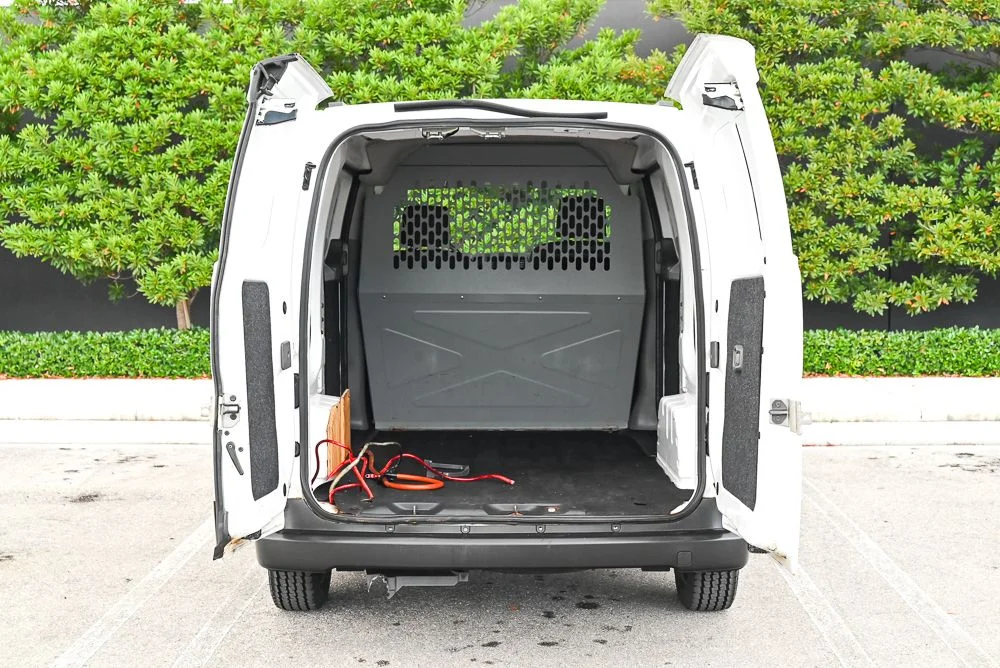 Used 2018 White Nissan S image 7