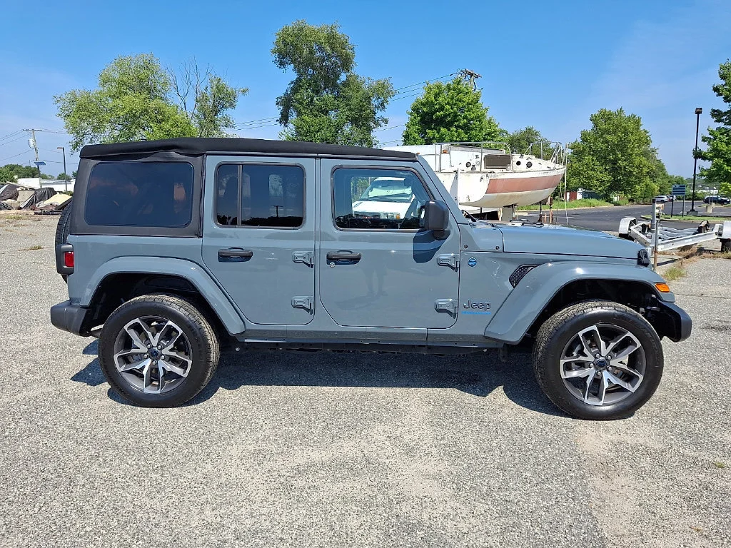 Used 2024 Anvil Clear Coat Jeep Sport S image 13