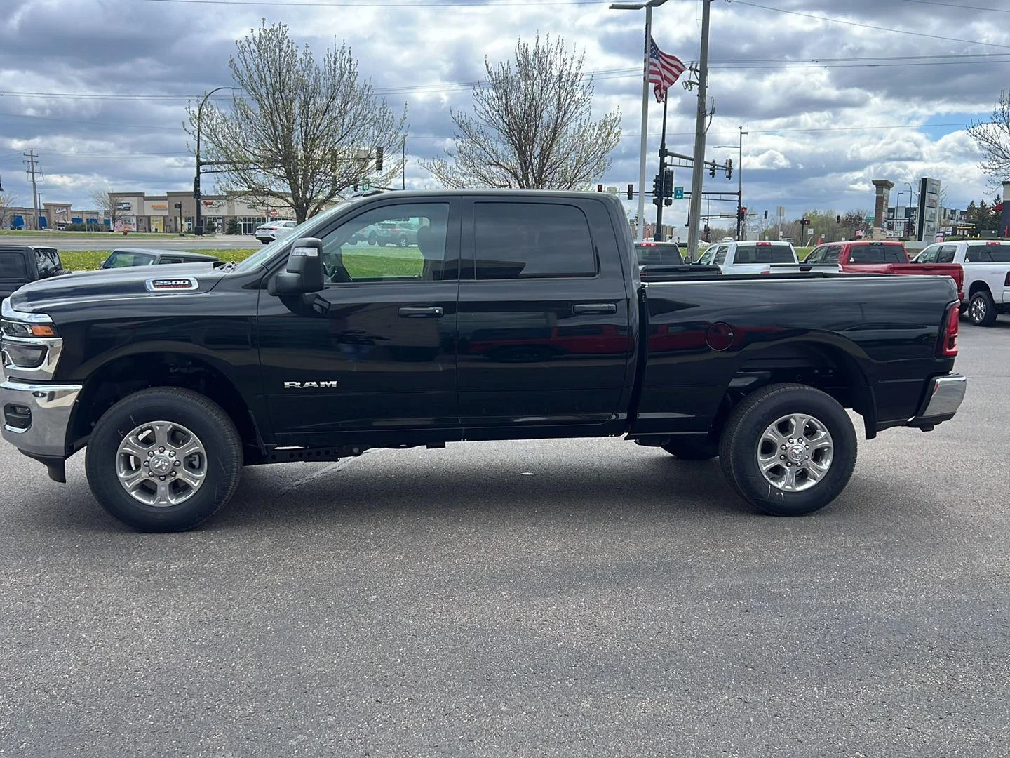 New 2026 Diamond Black Crystal Pearl-Coat Exterior Paint RAM Big Horn image 4