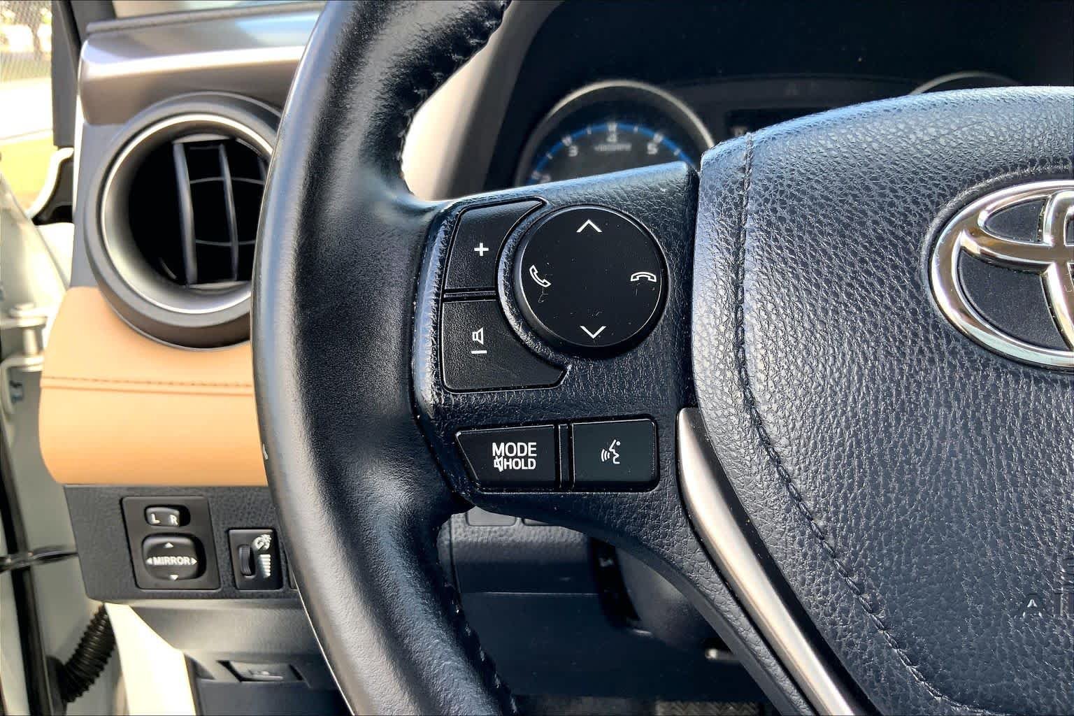 Used 2018 Super White Toyota XLE image 23